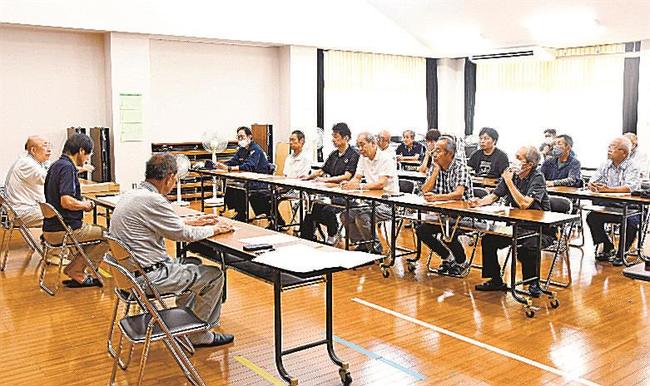 必要な物資や今後の対応を話し合う日御碕地区の住民＝出雲市大社町宇龍、日御碕コミュニティーセンター