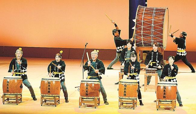 力強く太鼓の音を響かせる伯太太鼓のメンバー＝安来市飯島町、アルテピア