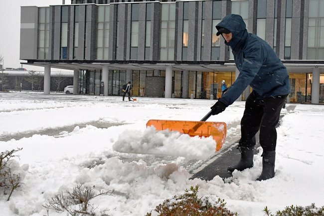 除雪作業をする雲南市職員＝雲南市木次町里方、雲南市役所
