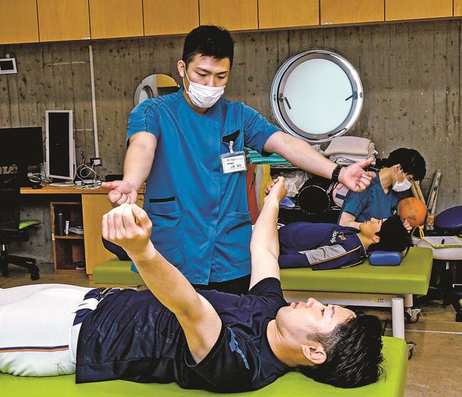 選手の状態を調べるスタッフ＝出雲市今市町、えだクリニック