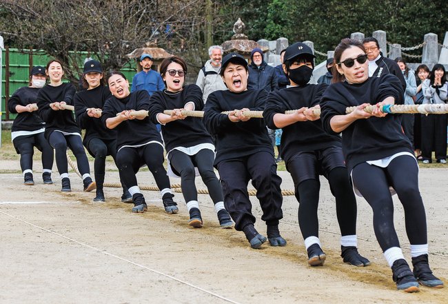一般女子の部決勝で奮闘する「ひし熟女ョ～！」の選手たち＝島根県海士町海士、隠岐神社外苑