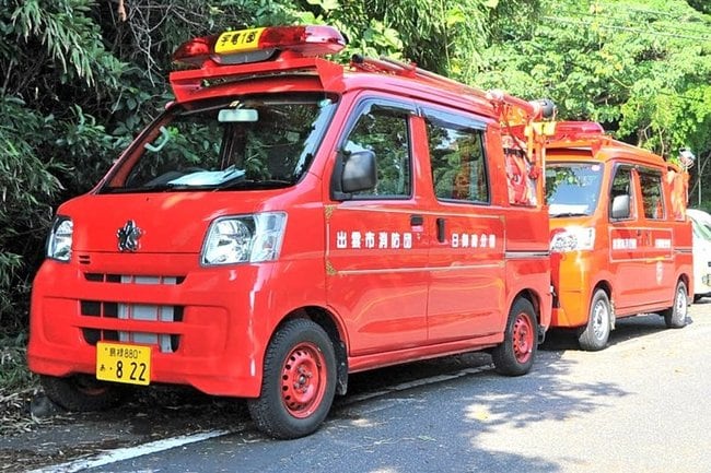 迂回路付近の孤立地区側に待機している日御碕分団の小型動力ポンプ付軽積載車＝出雲市大社町日御碕