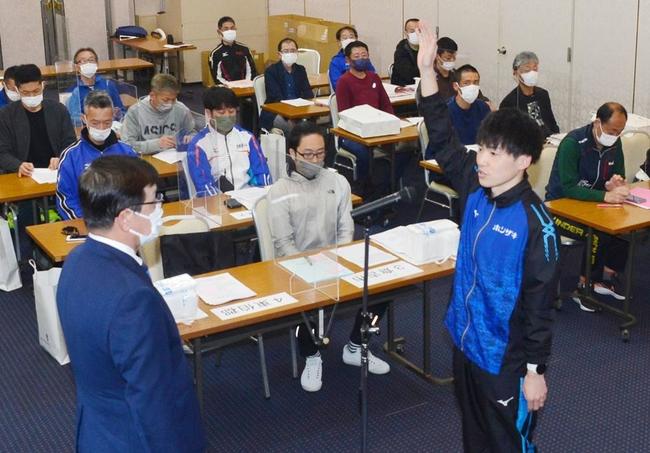 選手宣誓するホシザキの田部幹也選手（手前右）＝松江市殿町、サンラポーむらくも