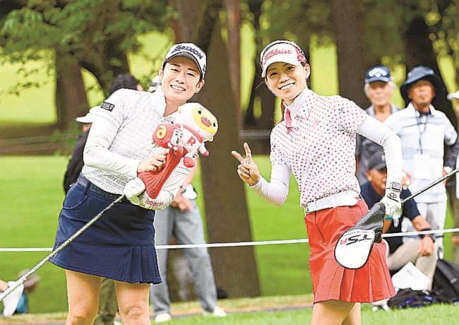 １番のティーショットを終え、カメラにアピールする（左から）小橋絵利子と井上＝大山平原ゴルフクラブ
