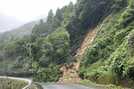土砂崩れで全面通行止めとなった県道＝島根県吉賀町椛谷（県提供）