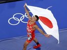 レスリング男子グレコローマン６０㌔級で金メダルを獲得し、日の丸を手に喜ぶ文田健一郎＝パリ（共同）