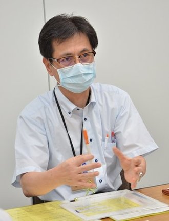 自宅療養の流れを説明する島根県健康福祉部感染症対策室の田原研司室長