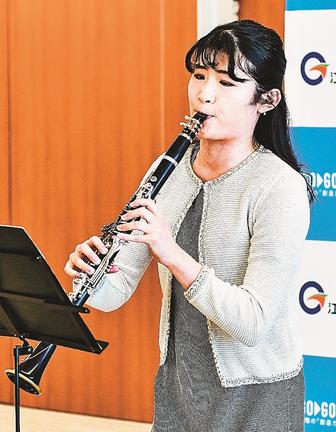 生演奏を披露する小林未侑さん＝江津市江津町、市役所