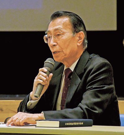 中世の邑南町の歴史について講演する井上寛司さん＝島根県邑南町下田所、田所公民館