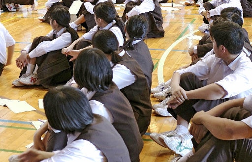 校則について討論する生徒たち（資料）