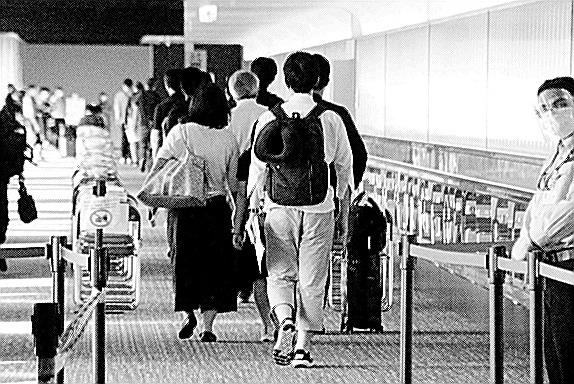 インドネシアから成田空港に到着した清水建設社員ら=14日午後