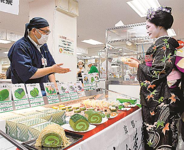 会場には抹茶ロールケーキや湯葉などが並び、初日は舞妓さん（右）も訪れた＝米子市角盤町１丁目、ＪＵ米子高島屋