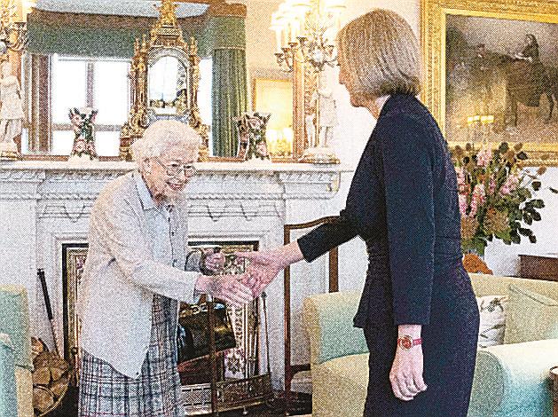 ６日、英北部スコットランドのバルモラル城で、トラス新首相（右）を迎えるエリザベス女王（ＡＰ＝共同）