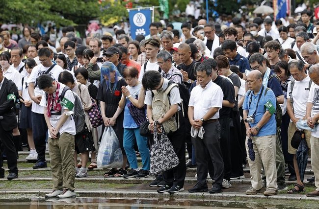 原爆がさく裂した時刻に合わせ黙とうする人たち＝９日午前１１時２分、長崎市の爆心地公園