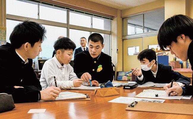 地域の課題などについて議論する児童と生徒＝島根県邑南町矢上、矢上高校