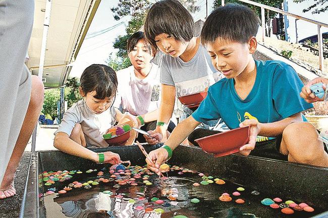 夏祭りを楽しむ子どもたち＝出雲市大社町宇龍、日御碕コミュニティセンター