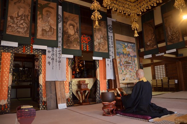 16幅の十六羅漢像が並ぶ万寿寺本堂=松江市奥谷町、万寿寺