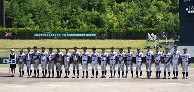 決勝で開星に敗れ、閉会式に臨む松江南の選手たち＝２５日、松江市営野球場