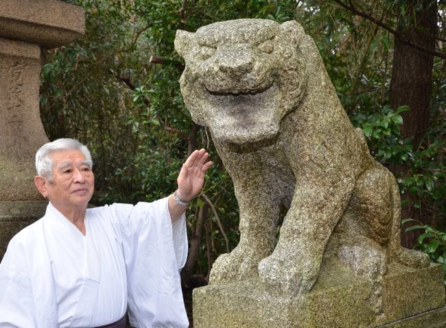 賀露神社にある、虎の姿をしたこま犬＝鳥取市賀露町北１丁目