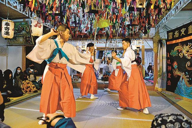 石見神楽の原型とされる大元神楽を舞う市山神友会の会員たち＝江津市内