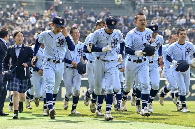 選抜高校野球大会１回戦で広島商に敗れ、引き揚げる横浜清陵ナイン。２１世紀枠はこれで１２連敗となった＝２１日、甲子園