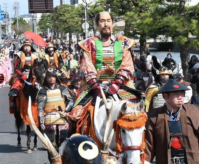 堀尾吉晴役の清原学さん(中央)ら、松江市内を練り歩く武者行列の参加者=松江市殿町