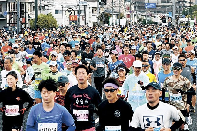 ２０２４年の国宝松江城マラソンを走るランナー