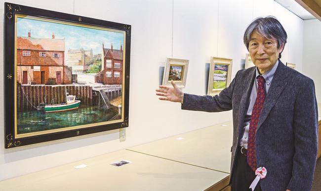 英国の風景を紹介する山本正英さん=松江市朝日町、一畑百貨店