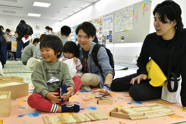 積み木で楽しむ親子ら＝江津市江津町、市総合市民センター