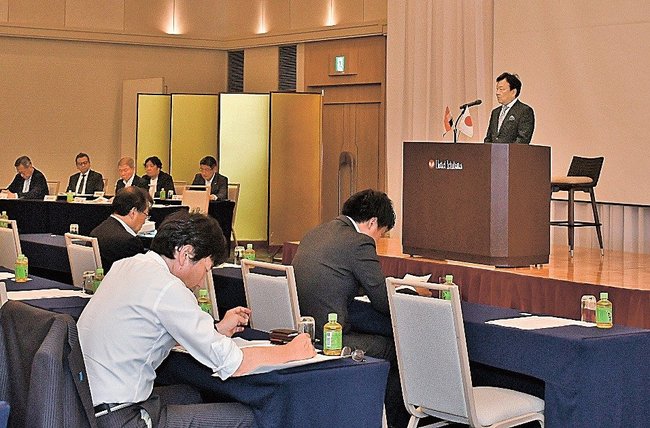 ２０２５年度の事業計画などを協議する山陰インド協会の会員たち＝松江市千鳥町、ホテル一畑
