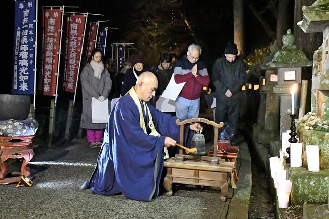 飯塚大幸管長（中央）が鳴らす鐘に合わせて祈りをささげる参列者＝出雲市小境町、一畑薬師