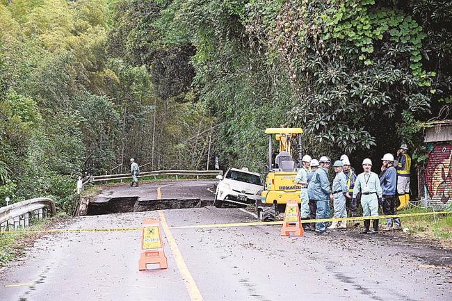 道路の状況を調べる関係者＝１０日、出雲市大社町日御碕