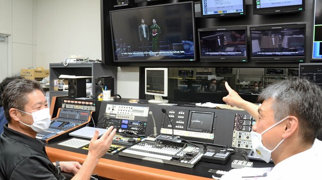 映像とともに英語字幕を確認する市民演劇関係者＝雲南市木次町里方
