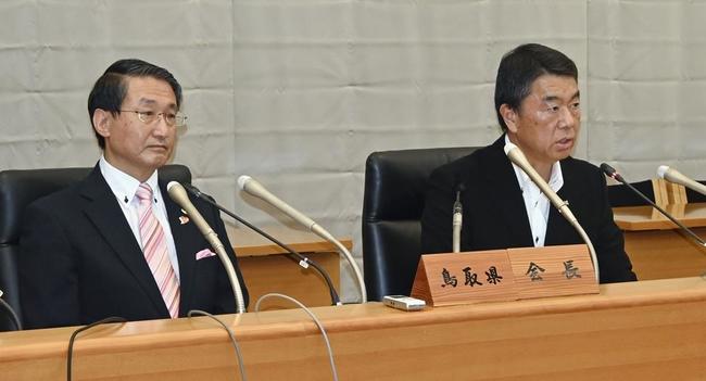 全国知事会の新会長に選任され、記者会見する村井嘉浩宮城県知事（右）。左は会長を退任する平井伸治鳥取県知事＝８月２４日、東京都千代田区