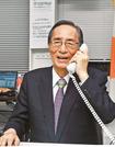 地元と電話をつなぎ感謝を述べる細田博之氏＝東京都千代田、派閥事務所