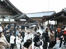 初詣客でにぎわう八足門前＝出雲市大社町杵築東、出雲大社