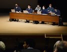 来場者の質問に応じるジャパン・リニューアブル・エナジーの担当者ら＝安来市飯島町、アルテピア