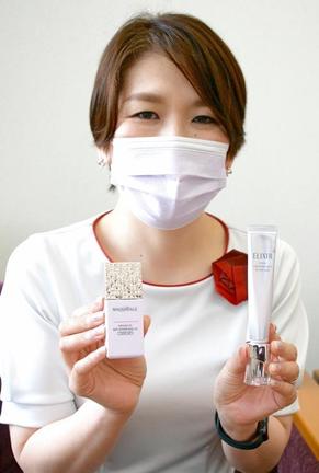 マスク生活を快適に過ごす商品を紹介するスタッフ＝松江市西津田１丁目、資生堂ジャパン松江オフィス