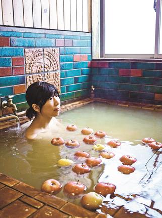 リンゴの香りが満ちる浴室＝島根県飯南町頓原