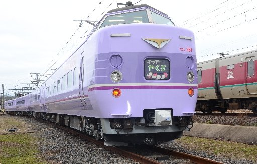 紫を基調に塗装されたスーパーやくも色の車両＝出雲市東神西町、後藤総合車両所出雲支所
