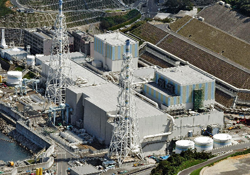 運転停止から１０年を迎えた島根原発２号機（手前）＝松江市鹿島町片句