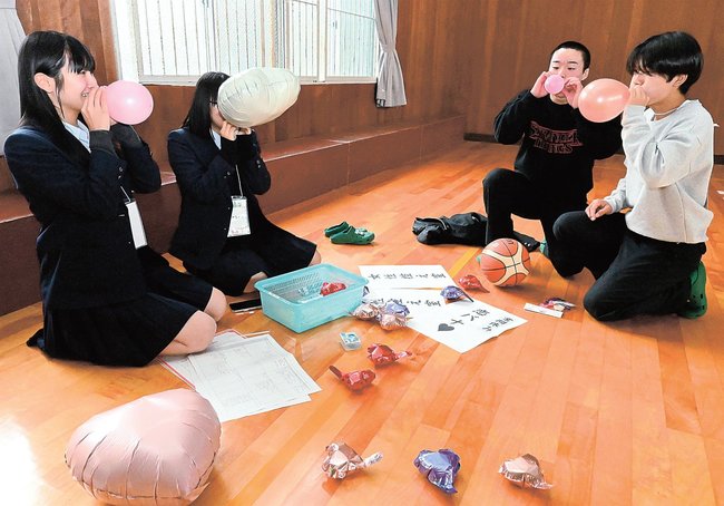 イベントに向けて会場の飾りを準備する生徒たち＝出雲市河下町、旧鰐淵小学校