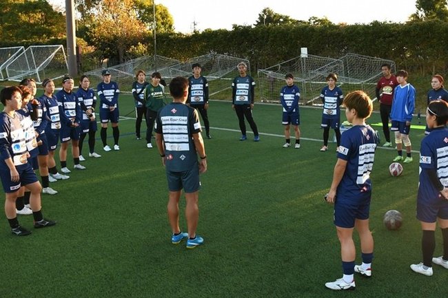 入れ替え戦に向けミーティングをするディオッサ出雲ＦＣの選手たち＝出雲健康公園多目的運動場