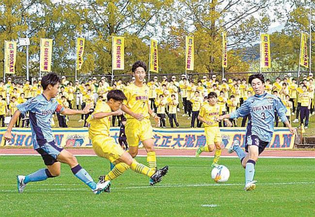 【２回戦・立正大淞南─松江東】前半、立正大淞南のＭＦ大橋蒼真（左から２人目）がシュートを決め４－０とする＝松江市営陸上競技場