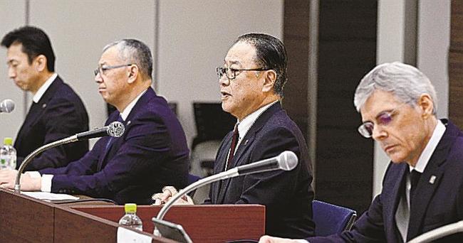 記者会見で質問に答えるＳＯＭＰＯホールディングスの桜田謙悟会長兼グループＣＥＯ（右から２人目）＝２６日、東京都新宿区