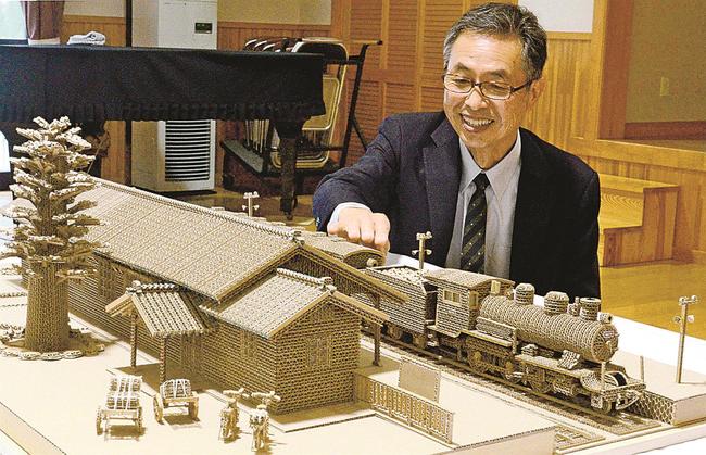段ボールでできた静間駅を披露する原禎幸さん＝大田市静間町、静間まちづくりセンター