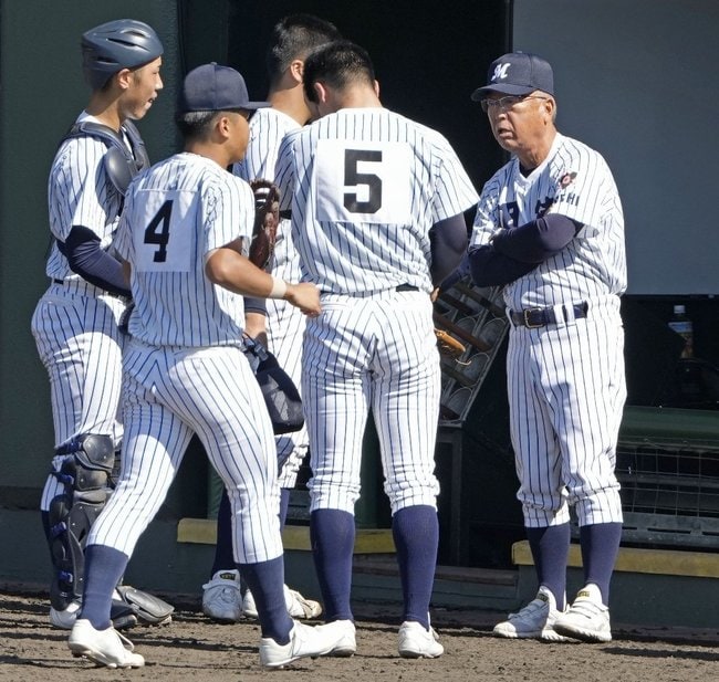昨年の国民スポーツ大会でナインに声をかける明徳義塾の馬淵史郎監督（右端）＝２０２４年１０月９日、佐賀県立森林公園野球場