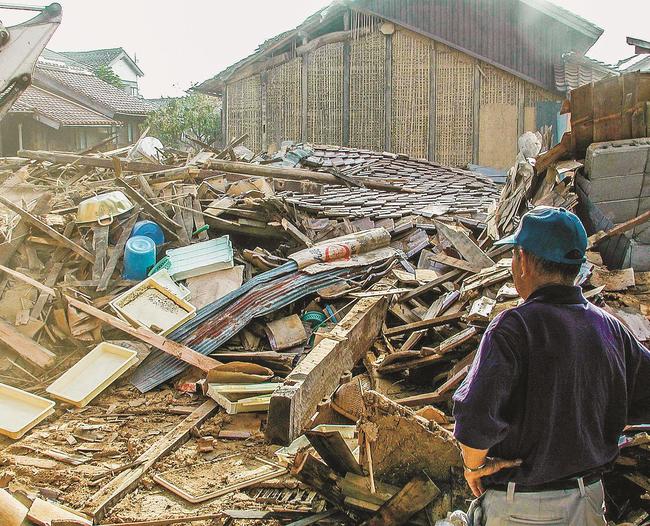 鳥取県西部地震で倒壊した住家＝２０００年10月６日、境港市内
