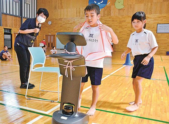 ロボット「ｔｅｍｉ」を使ったリレーを体験する子ども＝松江市法吉町、みずうみ保育園体育館