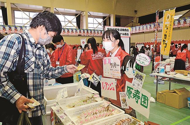 地元企業と連携して作ったクッキーを販売する出雲商業高校の生徒＝出雲市大津町
